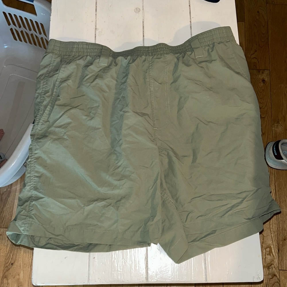 Southern Tide shorts XL color green